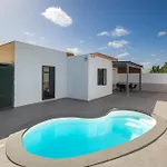 فيلة Home2book Bright With Pool, *