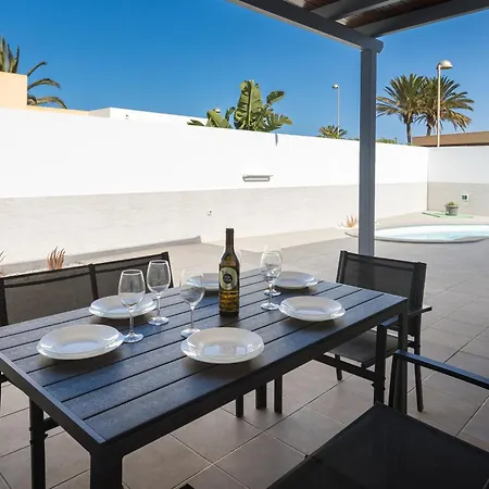 Home2book Bright With Pool, فيلة