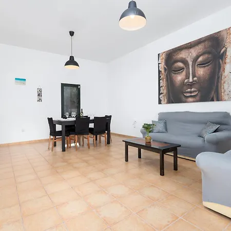 فيلة Home2book Bright With Pool,