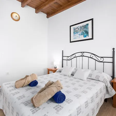 Home2book Bright With Pool, Βίλα