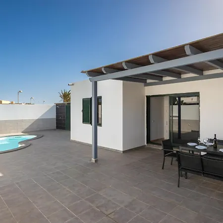 Βίλα Home2book Bright With Pool, Κοραλέχο