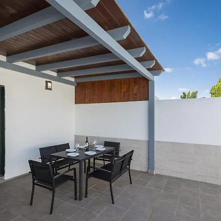 Home2book Bright With Pool, Κοραλέχο